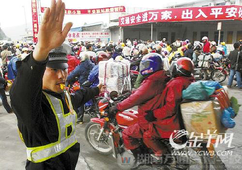 交警部門在321國道上設置多個長途摩托車休息點
