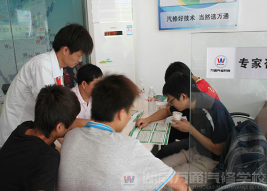 夏日炎熱似火，擋不住學子求學腳步