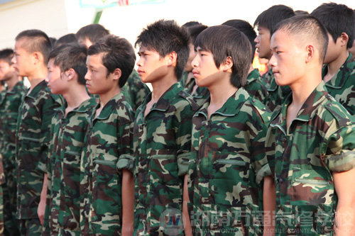 新生軍訓系列報道：邁開人生堅實步伐