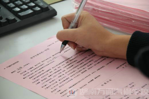 湖南萬通學子把問候和關懷帶回家