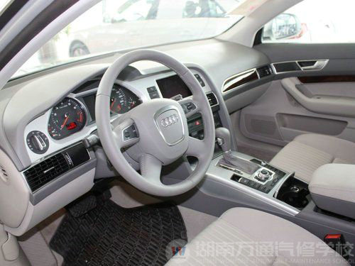 一汽奧迪  新A6L 2.0 TFSI AT 中控臺左側