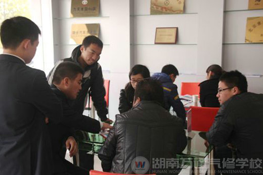 湖南萬通汽車學校，咨詢報名中心報名熱潮