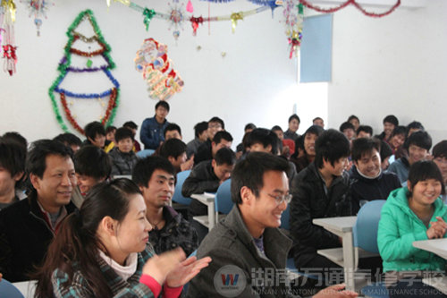 同學(xué)們?nèi)褙炞⒌恼J(rèn)真聽(tīng)講