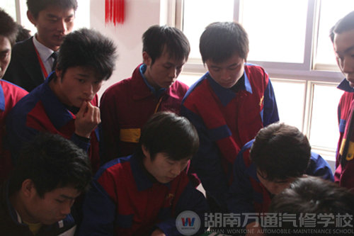 湖南萬(wàn)通汽車(chē)學(xué)校學(xué)生與用人單位簽協(xié)議