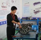用千百倍的耕耘 換來桃李滿園香—記湖南萬通優秀教師何建新