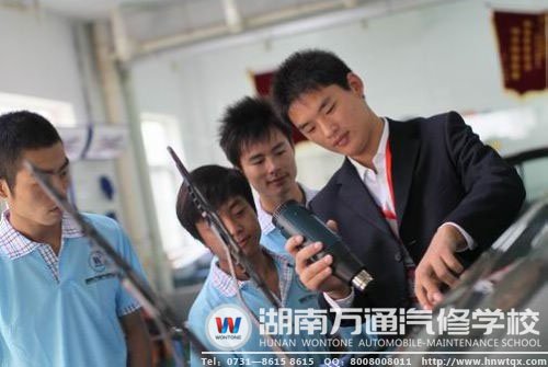 萬通學子在老師的指導下學習汽車美容技術