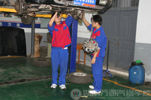 湖南萬通學子正在認真學技術