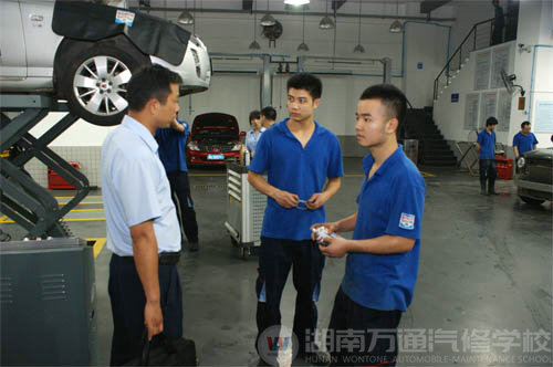 陸主管正在對(duì)金熙名車工作的兩名畢業(yè)生了解工作情況