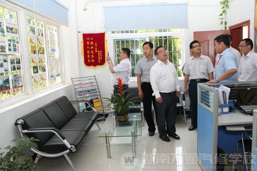 張明副總在參觀校就業指導中心
