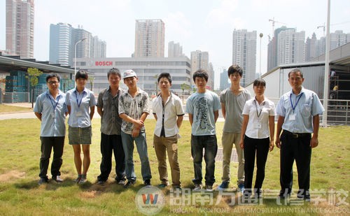在博世汽車(chē)實(shí)習(xí)的部分學(xué)子與陸主任、黃女士合影