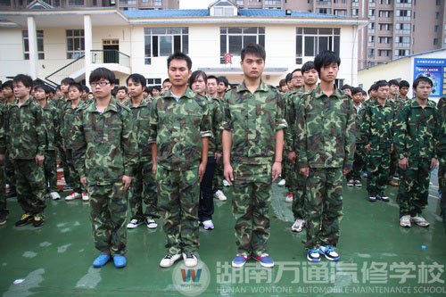 訓練場上盡顯軍人風姿 湖南萬通新生軍訓進行時