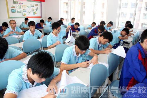 筆試考場內,考生從容作答