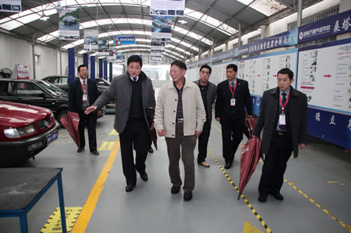 省民辦教育協(xié)會(huì)常務(wù)副會(huì)長(zhǎng)（原省軍區(qū)副政委）魏永景介參觀整車維修中心