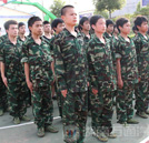 新生軍訓(xùn)系列報道：邁開人生堅實步伐