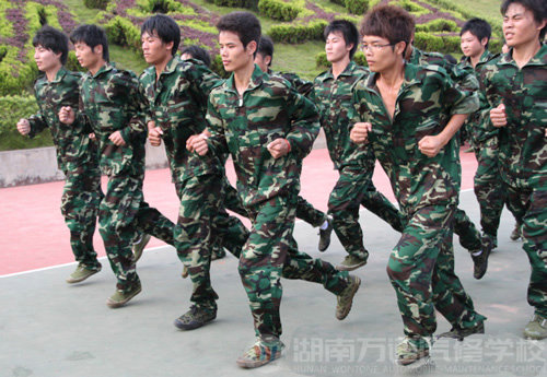 湖南萬通汽修學校，2010新生軍訓