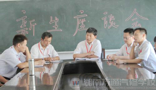 老師為學(xué)生解答疑問(wèn)