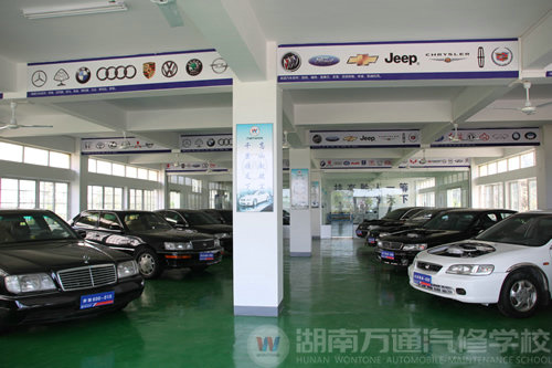 湖南萬通汽修學(xué)校，先進的教學(xué)設(shè)備