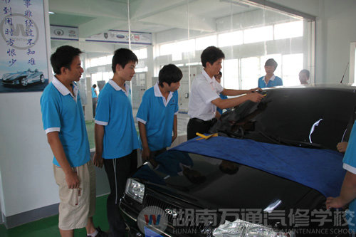 湖南萬通汽修學校老師給學生做示范