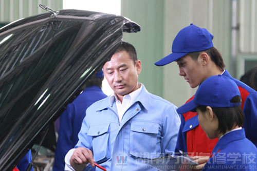 湖南萬通汽修學(xué)校成為職場“金藍領(lǐng)”
