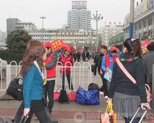 湖南萬通汽修學(xué)校“紅色馬甲”小組
