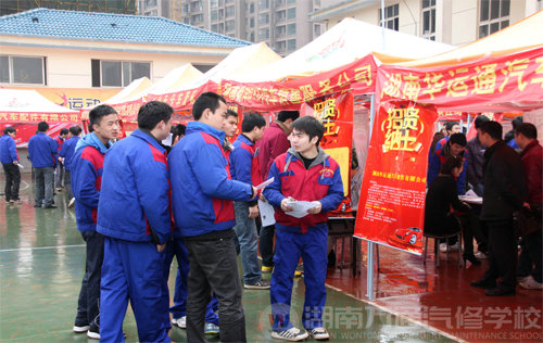 湖南萬通汽修學校就業招聘會