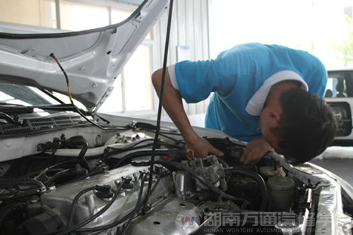 萬通汽修學(xué)生對實訓(xùn)設(shè)備進(jìn)行檢修中