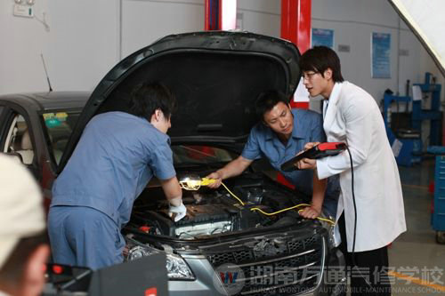萬通汽修教育 通向汽車行業的大門