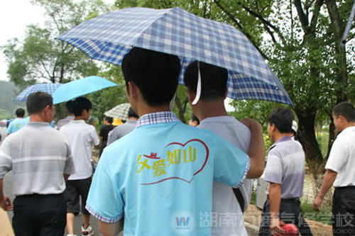 湖南萬通汽修學校父親節