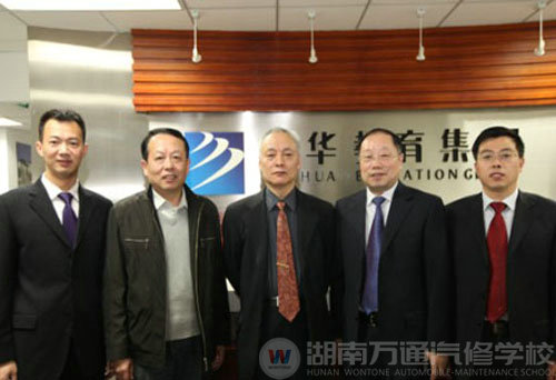 人社部中國職工教育和職業(yè)培訓(xùn)協(xié)會(huì)秘書長(zhǎng)畢結(jié)禮(中)視察新華教育集團(tuán)