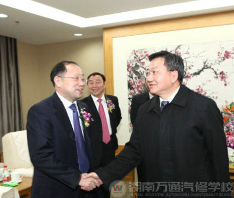 國家商務(wù)部副部長(zhǎng)姜增偉(右)接見新華教育集團(tuán)代表(左)
