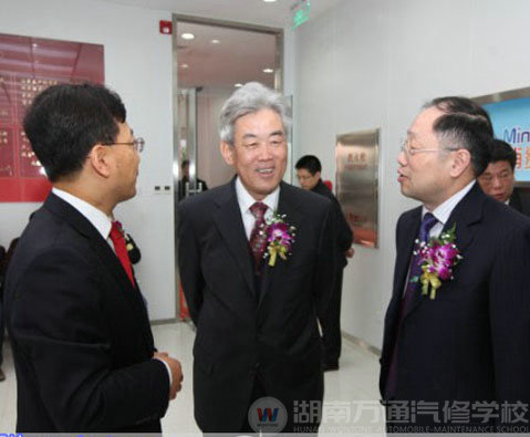 國家人力資源和社會(huì)保障部副部長(zhǎng)孫寶樹(中)接見新華教育集團(tuán)代表(右)