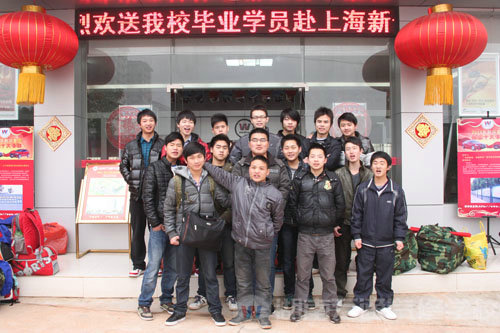 班主任彭老師與學(xué)子們依依不舍