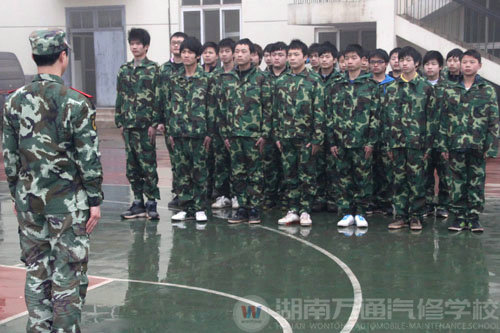 學子站軍姿