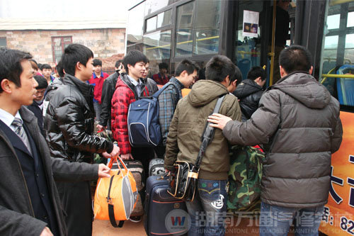 學子坐校車去比亞迪公司