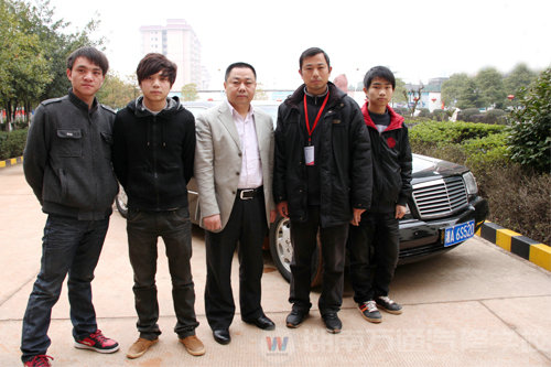 鐘總與就業辦負責人、學子合影