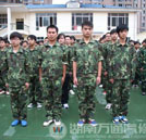訓(xùn)練場(chǎng)上盡顯軍人風(fēng)姿 湖南萬通新生軍訓(xùn)進(jìn)行時(shí)