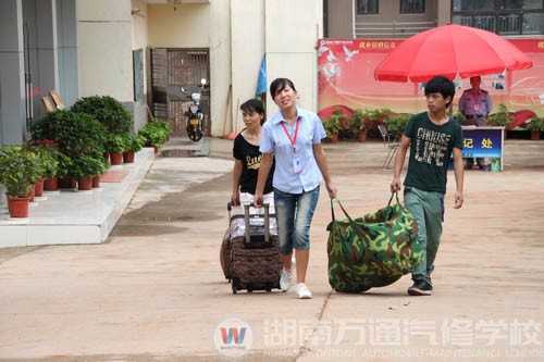 湖南萬(wàn)通班主任陳老師為新生提行李