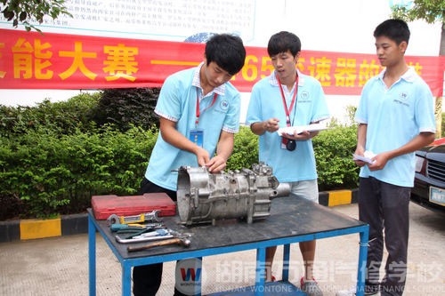 比賽現場,學生擔任裁判員責任重大