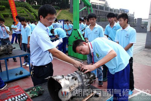 評委老師對選手表現進行指導