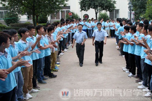 一大清早,同學們就為老師獻上了第一時間的節日祝福