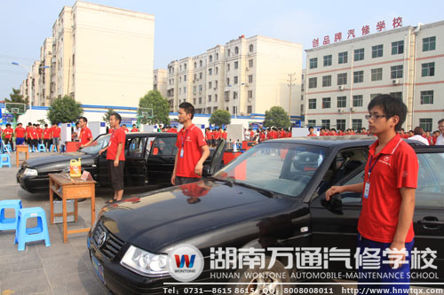 萬通“十項(xiàng)全能”大賽中整裝待發(fā)的參賽選手們