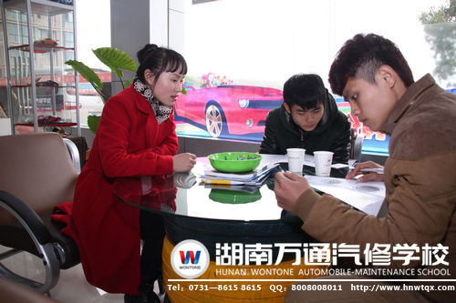 咨詢老師細心的為新生解疑答惑