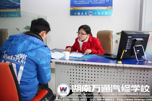 咨詢老師為參觀學子介紹學校新專業相關情況