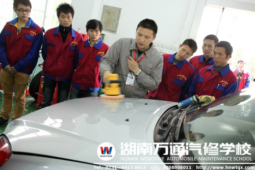 萬通“大齡學子”（右一）正在接受老師的指導