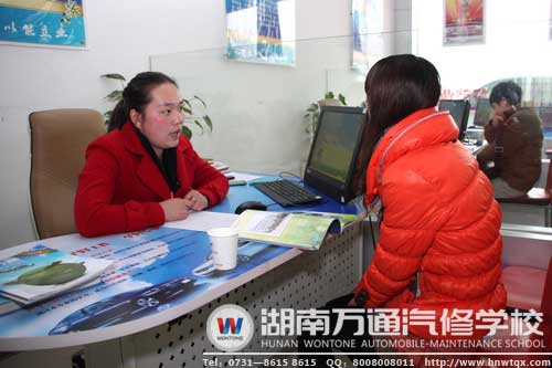 咨詢老師根據(jù)參觀新生的實(shí)際情況，為其介紹學(xué)校新專業(yè)的詳細(xì)情況并提供合理的選擇建議，