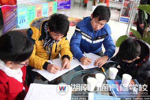 報(bào)名新生在老師的指導(dǎo)下填寫就業(yè)協(xié)議書