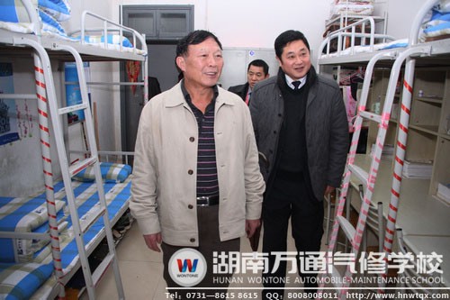 省民辦教育協會領導參觀學生宿舍