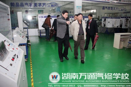 葛校長為省民辦教育協會常務副會長（原省軍區副政委）魏永景介紹學校實訓情況