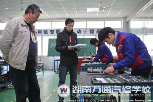 國家考評員現(xiàn)場查看學(xué)子實(shí)際操作