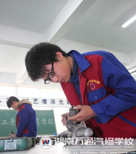 實(shí)操考場內(nèi)，學(xué)子展現(xiàn)扎實(shí)的技能水平